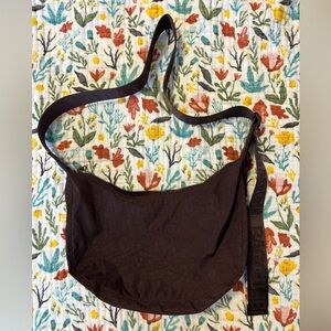 BAGGU Medium Crescent Bag in Chocolate Plum